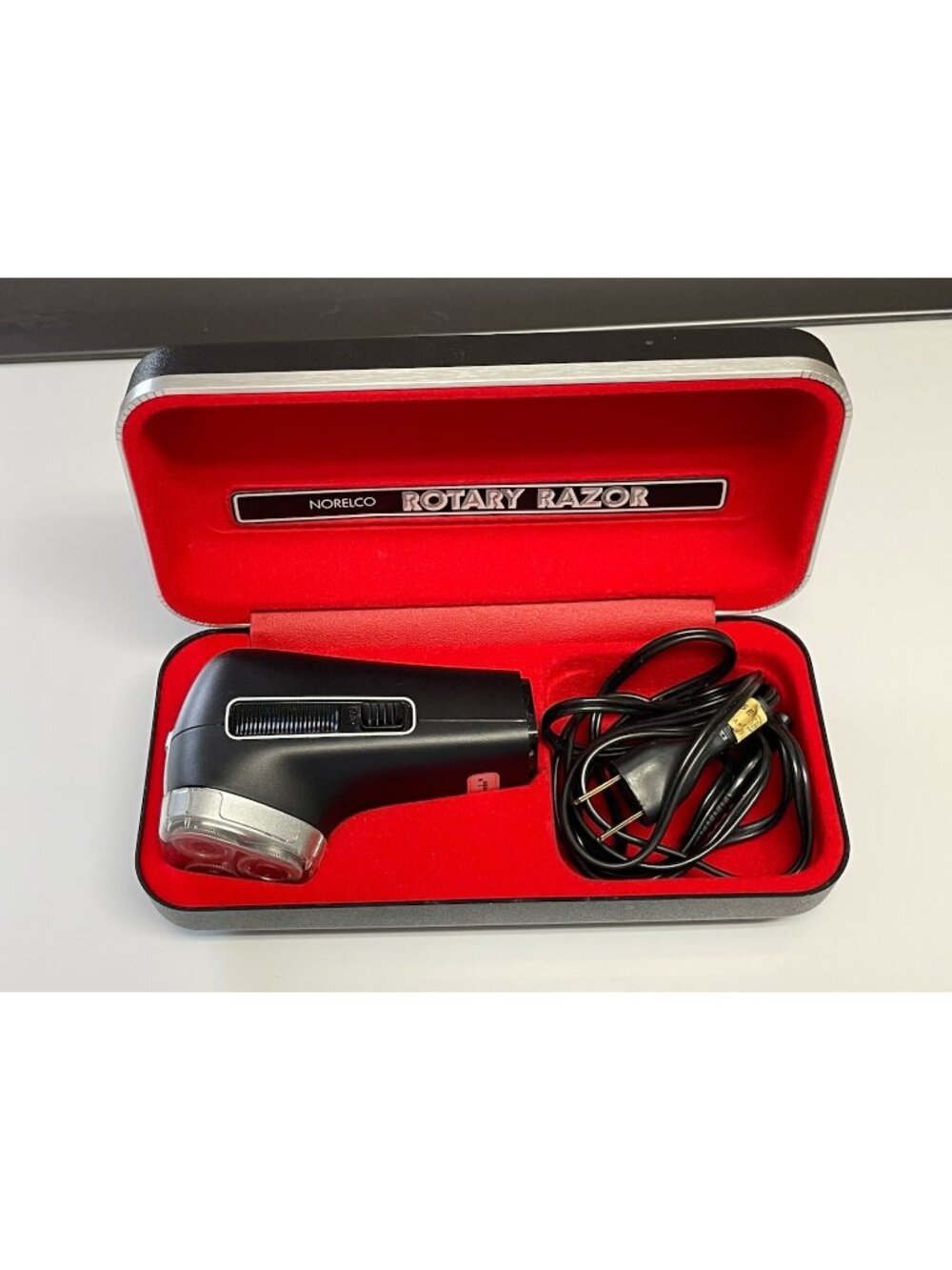 Vintage Norelco Rotary Razor Tripleheader Shaver Travel Case and Charger WORKS
